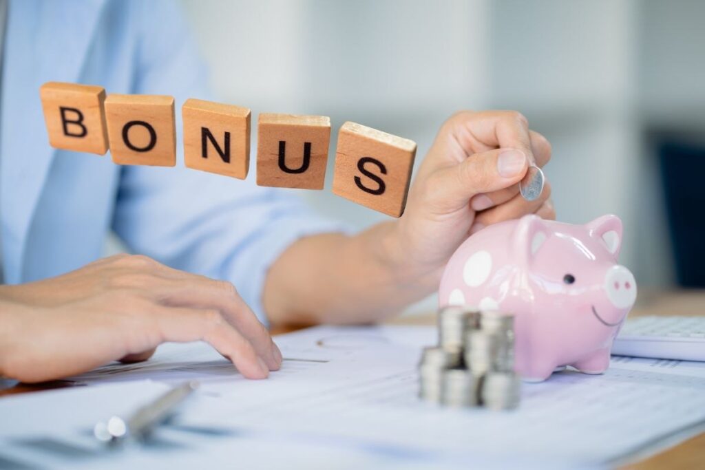 la scritta bonus e un signore che mette i soldi dentro il salvadanaio